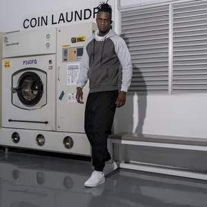 เสื้อฮู้ดดี้ผู้ชายผ้าโพลีเอสเตอร์ย้อมสีแบบกำหนดเองพร้อมโลโก้  ดีไซน์ซับในแห้งเร็ว แขนยาว สำหรับฤดูหนาว - Product Image 2