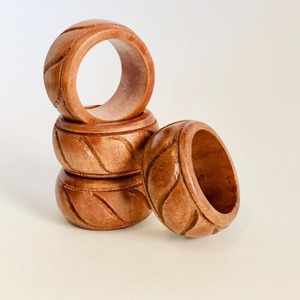 Anneaux de serviette en bois d'inspiration rustique abordables pour les mariages et ajout de charme écologique aux paramètres formels ou décontractés - Product Image 2