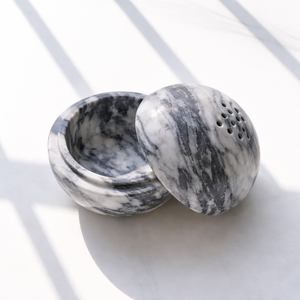 Brûleur et support d'encens en marbre naturel artisanal avec couvercle en dôme perforé, design minimaliste en pierre, accessoire d'aromathérapie haut de gamme - Product Image 3