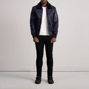 Blouson aviateur bleu marine pour homme, col en fausse fourrure noire, fermeture éclair intégrale, poche utilitaire sur la manche, finition brillante, vêtement urbain élégant, bomber - Product Image 3