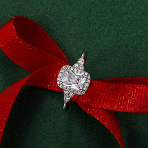 Bague de fiançailles Jeulia à trois pierres, taille radiant, avec halo - Product Image 4