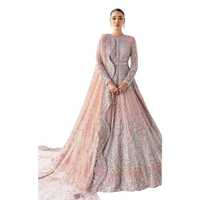 Hochgeschlossenes, langärmliges, besticktes Chiffon-Ballkleid, bodenlang, mit Schleppe, in Bonbonfarben, klassischer Stil.