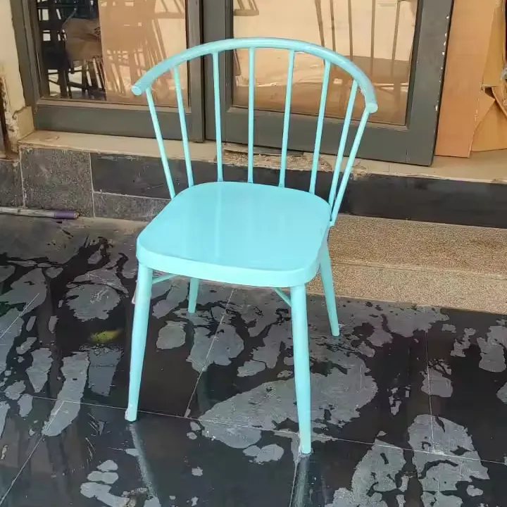 Les chaises en métal viennent dans divers modèles de styles et de matériaux couramment utilisés pour les sièges dans les maisons, les bureaux, les jardins et les restaurants