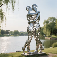 Sculptures métalliques abstraites représentant un couple dans un étreinte ou une danse passionnées et émouvantes, transmettant un sens dynamique et une connexion émotionnelle.