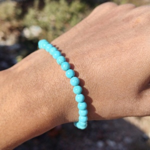 Bracelets en perles de turquoise bleue de 8 mm faits à la main, plaqués argent de luxe, avec cordon élastique réglable, bijoux classiques à la mode pour femmes et hommes - Product Image 3