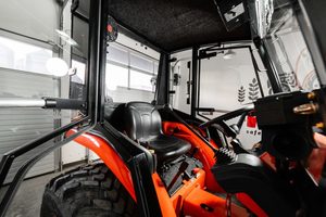Tracteur à roues Kubota LA526 neuf avec chargeur frontal, couleur rouge, moteur diesel, matériel agricole - Product Image 5
