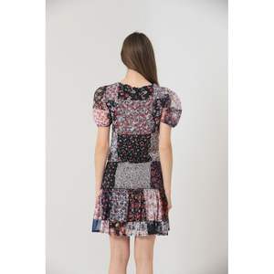 Vestido Topshow con Cuello en V y Estampado Floral Mixto, Manga Corta, Opciones al por Mayor - Product Image 3