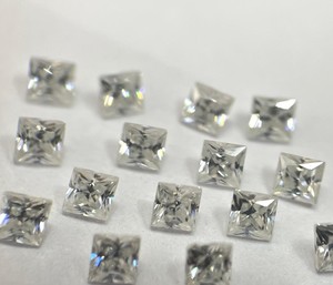 จตุรัสตัดเพชรโมอิส2.50มม. สีขาวกับจตุรัสโมอิสซาไนต์บริสุทธิ์ - Product Image 1
