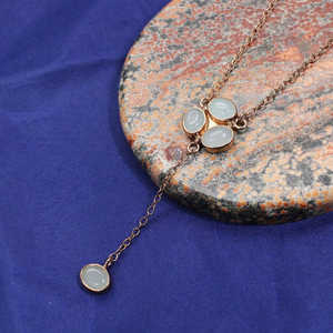 สร้อยคอพลอยคาลซิโดนีชุบทอง18K ทันสมัยสไตล์ทางศาสนาคลาสสิกประกอบด้วยอัญมณีเพชรมุกสำหรับงานแต่งงาน - Product Image 4