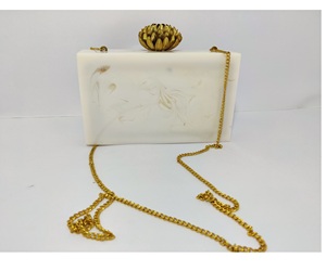 Article unique Pochette personnalisée en résine artisanale indienne de couleur blanche pour femme - Product Image 1