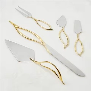 Ensemble de serveur de gâteau en laiton doré torsadé pour ensemble gravé de gâteau de mariage pour les fêtes d'anniversaire et les événements - Product Image 3