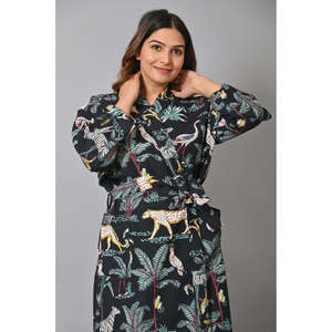 Bata Kimono de Algodón con Estampado Animal Negro, Silueta Holgada, Cintura Natural, para Damas de Honor o Uso en Spa - Product Image 2