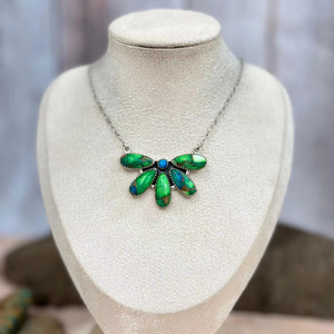 สร้อยคอนกยูงดาห์เลียหินธรรมชาติเงินสเตอร์ลิงทำด้วยมือเป็นของขวัญลายดอกไม้ที่มีสีสันสำหรับช่างฝีมือที่ได้รับแรงบันดาลใจจากธรรมชาติ - Product Image 1