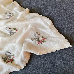 Sari VASTRA COTTAGE Pure Kota Doriya con bordado de cisne, borde calado y blusa roja bordada en contraste. - Product Image 3