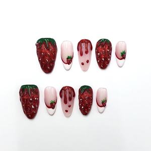 Uñas Postizas de Lujo Cortas Tipo Ataúd con Diseño Chic Aura Fresa - Product Image 1