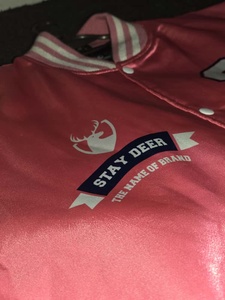 แจ็กเก็ตทีมโรงเรียนผ้าซาตินสำหรับผู้ชายแจ็กเก็ตเบสบอลวิทยาลัยผ้าซาตินสไตล์สตรีทปรับแต่งได้ - Product Image 6