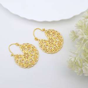 Boucles d'oreilles créoles florales bohèmes ethniques en laiton pour femmes, plaqué or 18 carats, bijoux mandala, vente en gros - Product Image 4