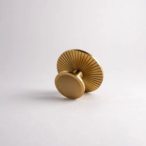 Boutons en laiton de style vintage, parfaits pour les armoires et tiroirs en bois, ajoutant un charme intemporel, des accents de décoration classiques pour les meubles. - Product Image 5