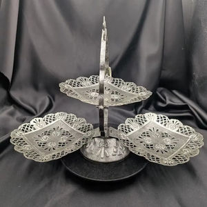 Support à gâteau à trois étages de style traditionnel avec découpe argentée, parfait pour l'accueil des invités à la maison et les cadeaux - Product Image 1