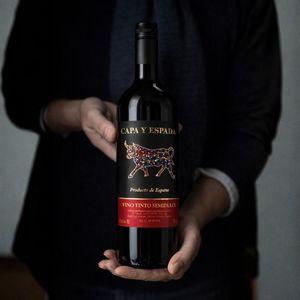 Capa y Espada - Vino Rosso Semidolce Tempranillo Garnacha 11% ABV, Vino Rosso Spagnolo 750ml - Product Image 2