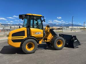 Las cargadoras de ruedas JCB 407 están diseñadas para abordar tareas difíciles con facilidad. Cargadora duradera y eficiente para trabajos agrícolas y de construcción. - Product Image 3