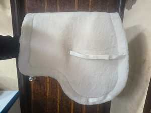 Almohadilla de sillín de piel de oveja australiana de alta calidad con bolsillo lateral Color y tamaño personalizables - Product Image 3