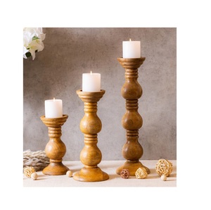 Bougeoir en bois classique conçu pour correspondre à la ferme et aux décorations pour la maison d'inspiration vintage avec une chaleur naturelle - Product Image 1