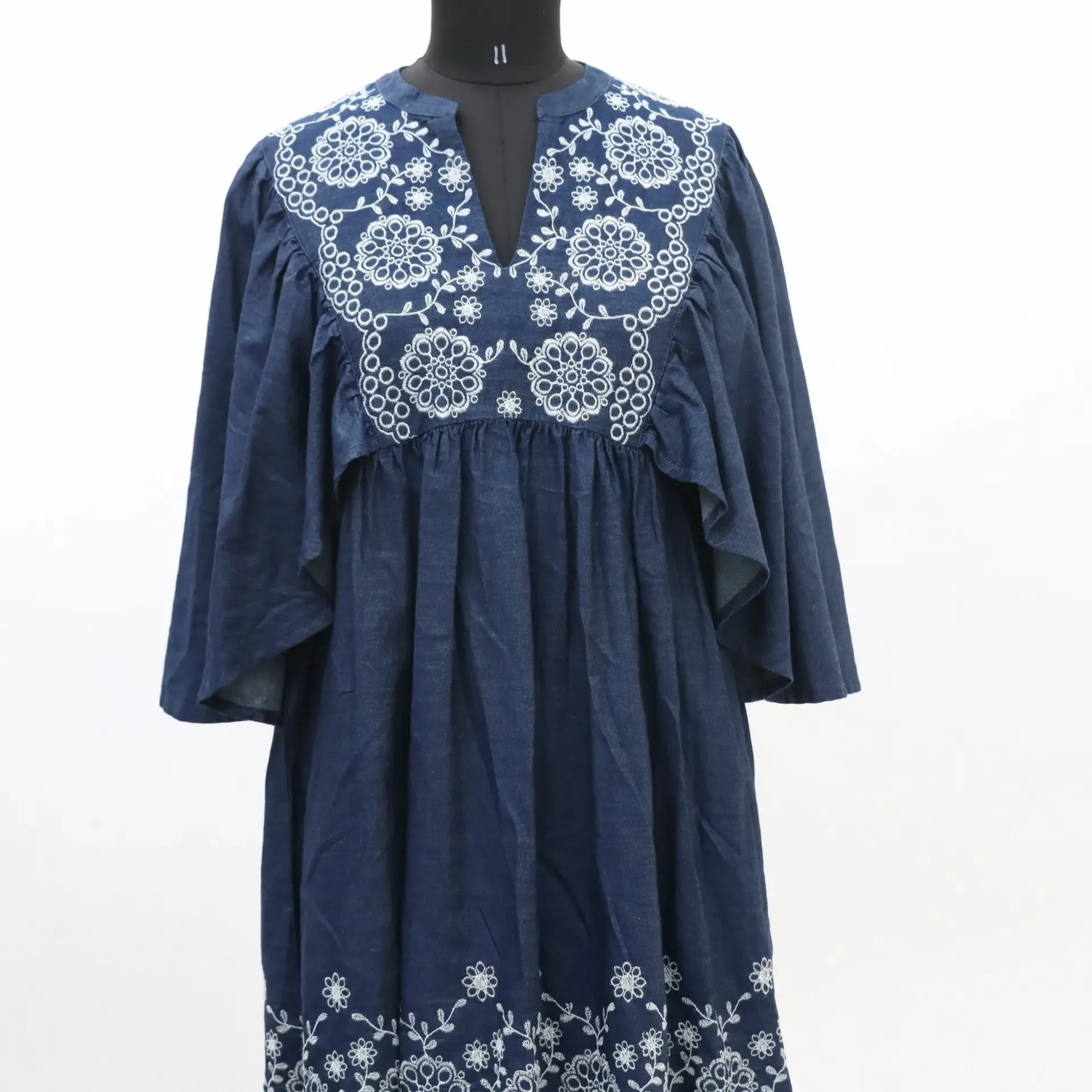 Hindistan'da yapılan taraklı hem ve boyunduruğu detaylı kısa elbise ile son ve trend moda batwing kollu