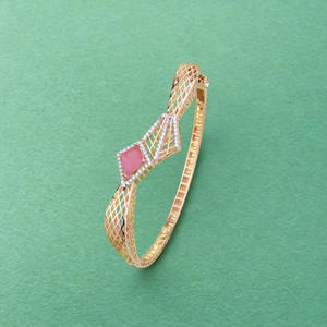 กำไลข้อมือทองประดับเพชรสำหรับผู้หญิง พร้อมหินสีชมพู ดีไซน์ลายตาข่ายทันสมัย น้ำหนักเบา สวมใส่ได้ทุกวัน - Product Image 2