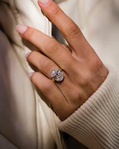 Anillo de compromiso blanco de corte ovalado de 12x8mm | Anillo de oro con tres piedras para Mujer | Joyería nupcial de moissanita CZ - Product Image 5