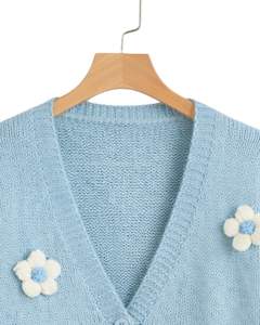 Fabricación de suéteres tipo cárdigan de punto azul cielo personalizados para mujer con apliques de flores, cuello en V, botones al frente, estilo lindo para el invierno. - Product Image 4