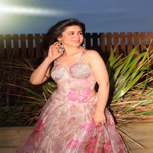Conjunto de Lehenga VASTRA COTTAGE de Organza Pura con Estampado Digital, Blusa Acolchada con Bordado Estilo Corsé y Dupatta con Lentejuelas - Product Image 6