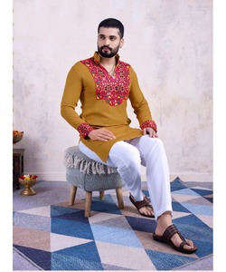 Thobekurta งานแต่งงานอินเดียสำหรับผู้ชายล่าสุดผ้า Punjabi Khadi มีชุดนอนสไตล์กระดุมและโซ่