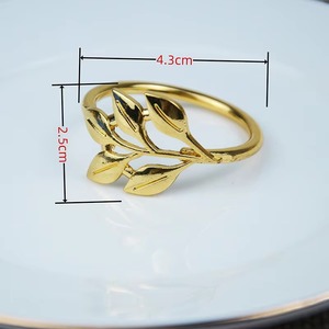 Anneaux de serviette en métal classiques BRUSHSTROKE BLISS à motif de feuilles - Écologiques et durables pour les mariages et les réunions de famille - Product Image 4