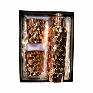 Bouteille d'eau élégante en cuivre pur 2 gobelets à haute isolation thermique capuchon élégant et durable conçu pour stimuler l'hydratation promouvoir la santé - Product Image 1