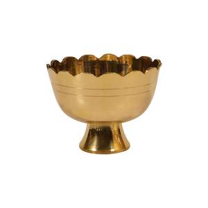 Urli de Latón, Cuenco de Cobre de 600g con Hojas de Rosa Reales, Decoración para Bodas y Cumpleaños, Decoración para el Hogar, Vela Aromática de Vainilla, Decoración para Diwali y Aniversarios - Product Image 3