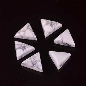 Piedra preciosa auténtica suelta de cabujón con forma de triángulo de howlita Natural 100% de calidad 3A + para hacer joyas a precios al por mayor OEM - Product Image 1