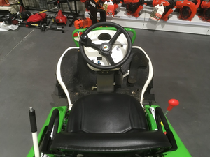 เครื่องตัดหญ้าแบบนั่งขับ ETESIA AK 98 X รุ่นสำหรับมืออาชีพ ระดับพาณิชย์ ขับเคลื่อน 4 ล้อ สำหรับตัดหญ้าและพื้นที่ขรุขระ - Product Image 6