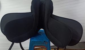 Silla de Montar para Caballo de Doma Sintética de Primera Calidad, Fabricada con Estructura de Plástico y Rodillera Desmontable - Product Image 5