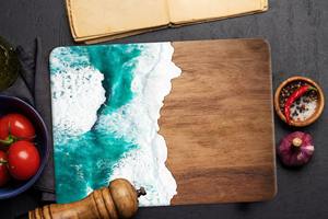 Tabla de Madera Hecha a Mano con Diseño de Olas del Océano, Ideal para Preparar Alimentos, Servir en Fiestas y Presentación Elegante en Mesa, Venta al por Mayor desde India - Product Image 5