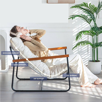 Moderner Polsterstuhl mit Armlehnen, Bequemer Sessel mit Metallrahmen und Holzarmlehnen, Beige für Wohnzimmer oder Schlafzimmer