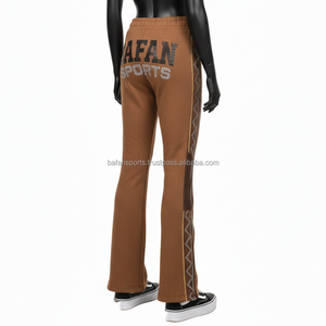 กางเกงทรงบานผู้หญิง ผ้า 300GSM สีน้ำตาล แต่งหนังที่เข่า ประดับคริสตัล และปักโลโก้ตามสั่ง - Product Image 5