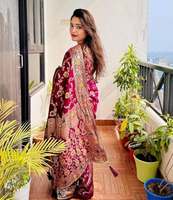Sari indien de créateur en soie russe pure et douce, avec pallu tissé de qualité supérieure en Zari et Meenakari, accompagné d'une veste et d'un chemisier tissé à manches longues.