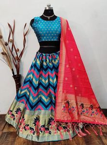 Nouveau Sari en Soie Banarasi Pura de Qualité Supérieure, Tenue Traditionnelle Formelle pour Mariage avec Imprimé Jacquard et Broderie de Paillettes pour les Fêtes - Product Image 3