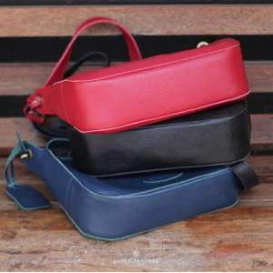 Élégant sac à main en cuir véritable fait à la main avec fermeture à glissière élégant sac à bandoulière de tous les jours en rouge, marine et noir fait à la main en Indonésie - Product Image 4