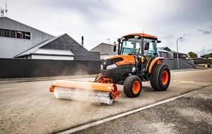 Tractor de Ruedas Neilo Equipment de 57 HP y 4 Ruedas Motrices para Contratistas con Funciones de Barredora de Carreteras, Bomba, Motor y Componentes Centrales de la Caja de Cambios - Product Image 5