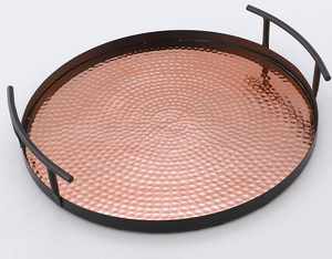 Plateau de service artisanal en cuivre martelé, écologique, design élégant, passe au lave-vaisselle, idéal pour table centrale, vente en gros, de luxe - Product Image 1