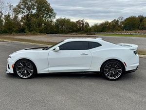 Chevrolet Camaro ZL1 Sedán RWD 2024 Usado, Blanco Premium, Volante a la Izquierda, Interior Oscuro, Asientos de Cuero R18, Automático, Aleación de Aluminio - Product Image 3