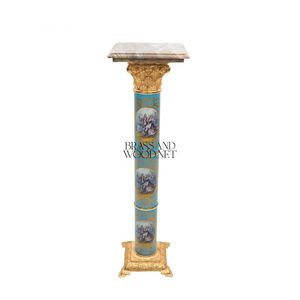 Elegante Pedestal de Mármol Blanco y Gris con Vetas Lineales y Capitel de Latón Corintio - Product Image 1