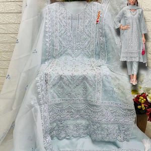 "เสื้อชอลวาร์ Kameez ฤดูหนาวแบบพรีเมี่ยม: เสื้อออแกนซ่าปักลายและของดูแมทท์ด้านล่างที่มีความน่าเบื่อและด้านในเพื่อสัมผัสที่หรูหรา" - Product Image 1